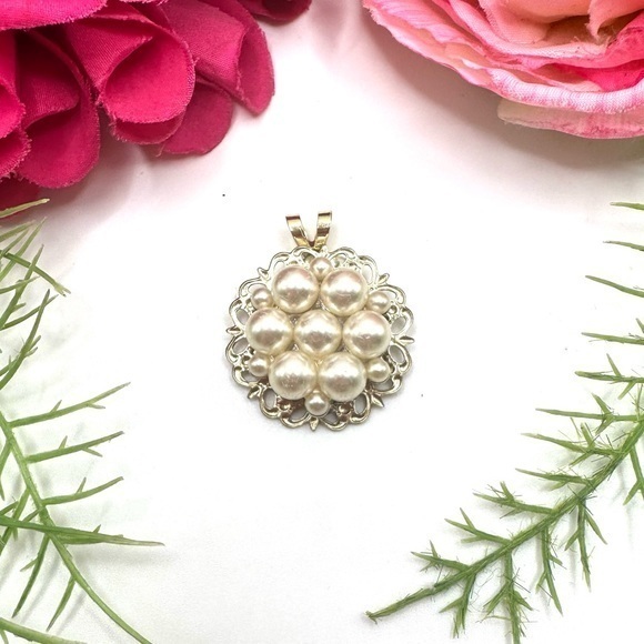 Jewelry - NEW⚜️Pearl Cluster Charm Pendant